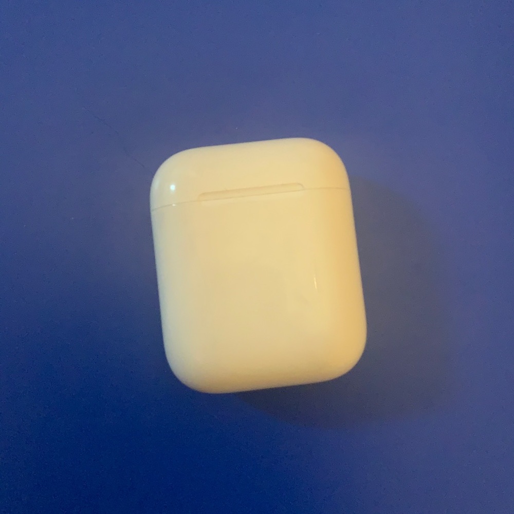 EXCELLENT CONDITION authentic AirPod case !!!!